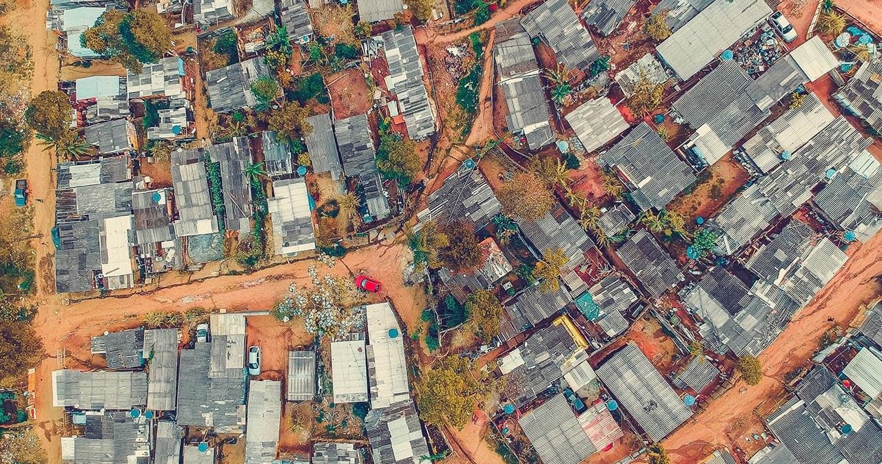 imagem mostra vista área de uma favela para representar a questão do saneamento na pandemia