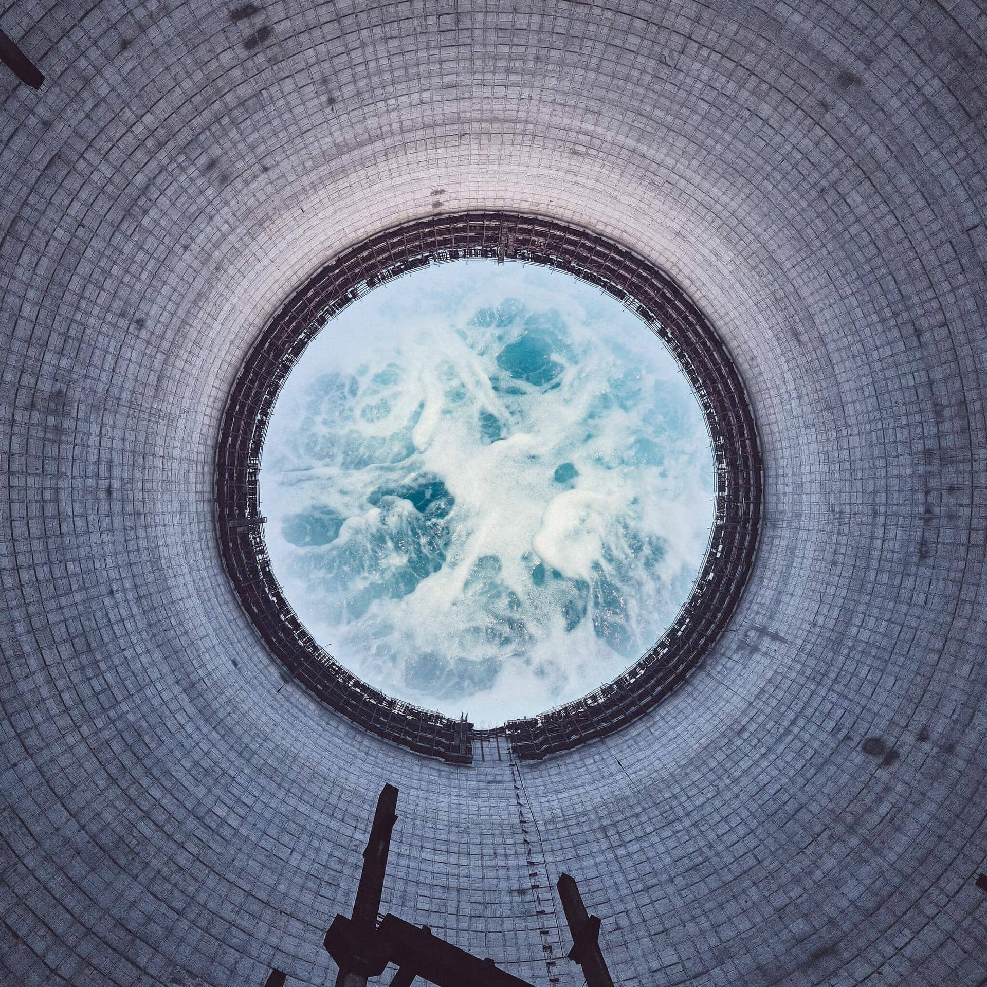campanha-minha-mensagem-virada-sustentavel imagem mostra o lado interior de um cano que desemboca na água para ilustrar campanha da virada sustentável