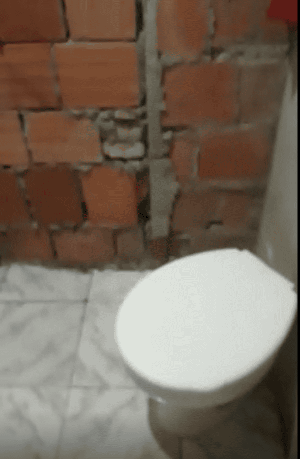 Dia Mundial do Banheiro: banheiro de César em construção. "Agora tenho dignidade"
