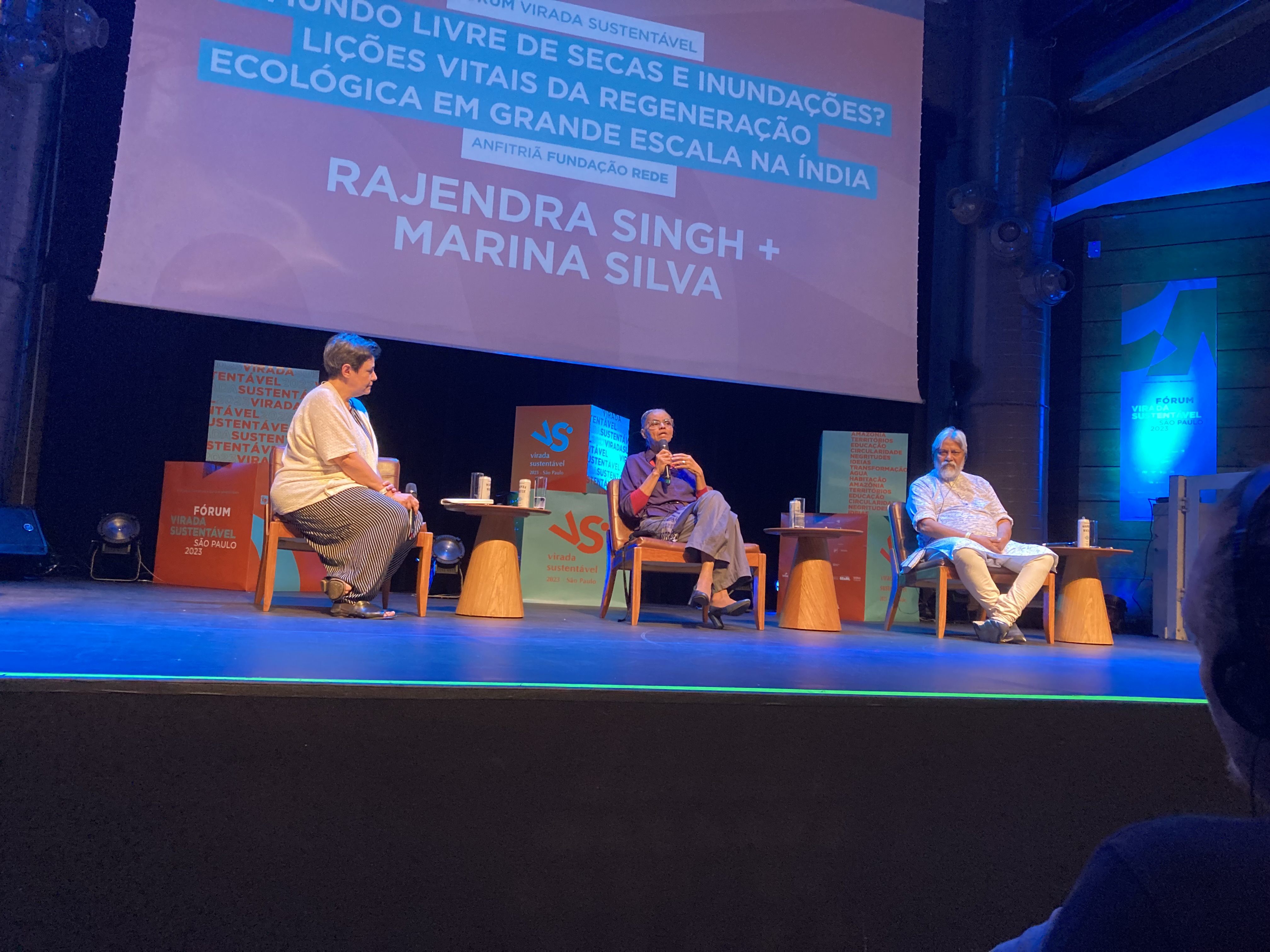 Marussia Whately, diretora-executiva do IAS, media mesa com Marina Silva, ministra do Meio Ambiente e Mudanças Climáticas, e Rajendra Singh, o 'homem da água da Índia' / Divulgação IAS