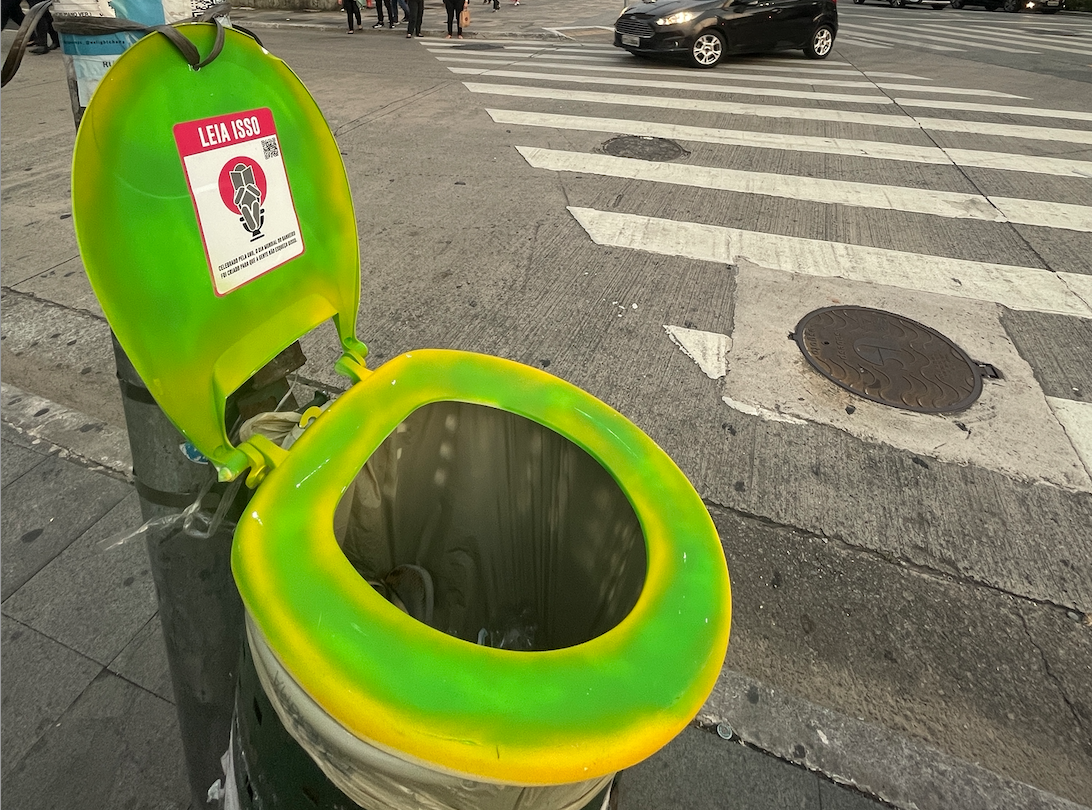 Toilet seat installation by the artist Mundano in São Paulo