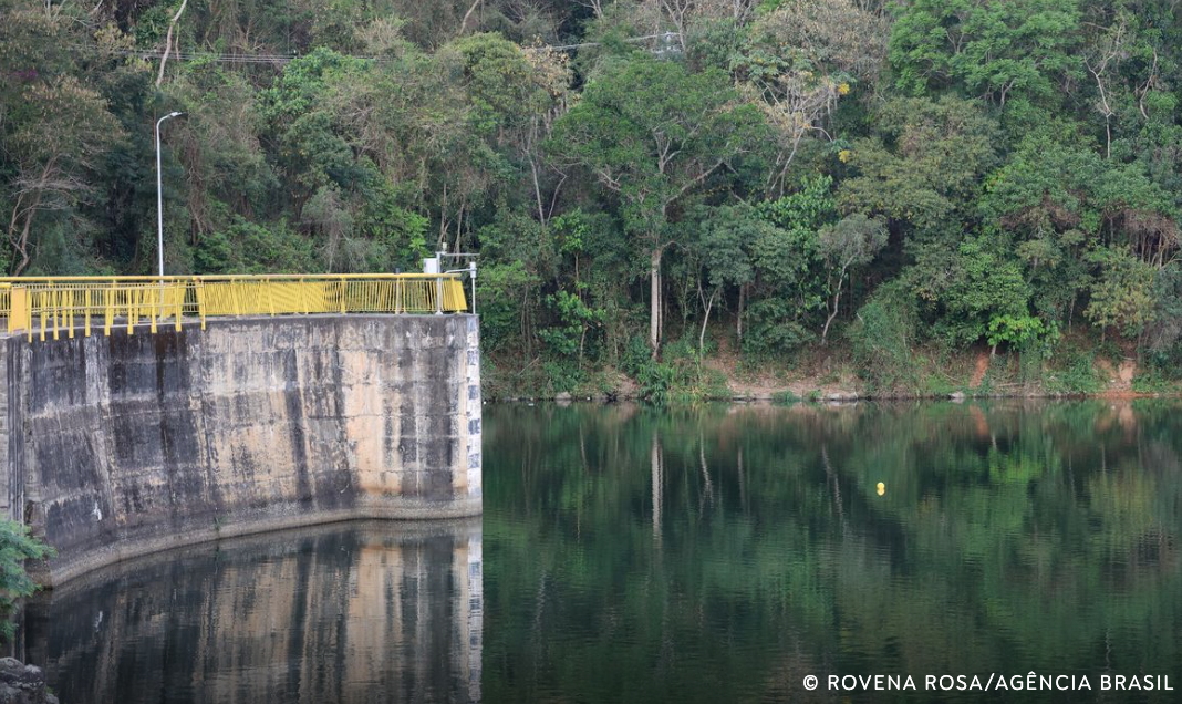 Barragem do rio Juqueri, que forma a represa Paulo de Paiva Castro, parte do sistema Cantareira, construída pela Sabesp para abastecer de água a cidade de São Paulo. (Rovena Rosa/Agência Brasil)