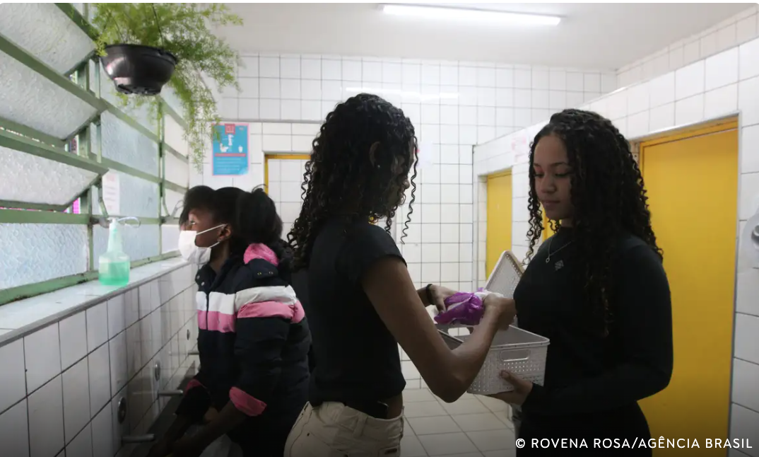 Em muitos países, estudantes adolescentes não têm acesso a um banheiro limpo ou espaço privado na escola para trocar seu absorvente (Rovena Rosa/Agência Brasil)